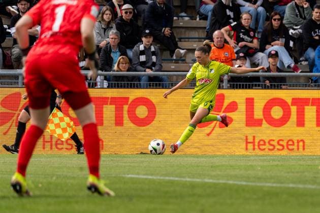 Spielszene, Jill Janssens (TSG 1899 Hoffenheim, 09) flankt den Ball in den Strafraum, GER, Eintracht Frankfurt vs. TSG 1899 Hoffenheim, Fussball, Google Pixel Frauen-Bundesliga, 21. Spieltag, Saison 2024 2025, 04.05.2025, DFB DFL REGULATIONS PROHIBIT ANY USE OF PHOTOGRAPHS AS IMAGE SEQUENCES AND OR QUASI-VIDEO, GER, Eintracht Frankfurt vs. TSG 1899 Hoffenheim, Fussball, Google Pixel Frauen-Bundesliga, 21. Spieltag, Saison 2024 2025, 04.05.2025, Frankfurt am Main Copyright: xEibner-Pressefoto Jan-NiclasxGrox EP_JGG