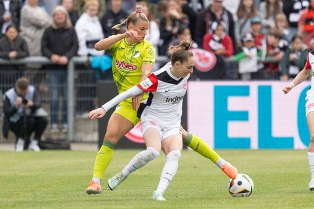 Google Pixel Frauen Bundesliga: Eintracht Frankfurt - TSG Hoffenheim, 04.05.2025 Selina Cerci (TSG Hoffenheim 29) & Sophia Kleinherne (Eintracht Frankfurt 4) im Kamof um den Ball, Eintracht Frankfurt - TSG Hoffenheim, Frankfurt, Stadion am Brentanobad, 4.5.2025 Copyright: xBEAUTIFULxSPORTS Gawlikx
