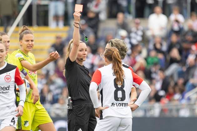 Google Pixel Frauen Bundesliga: Eintracht Frankfurt - TSG Hoffenheim, 04.05.2025 Fabienne Michel gibt Lisanne Gräwe (Eintracht Frankfurt 8) die gelbrote Karte, Eintracht Frankfurt - TSG Hoffenheim, Frankfurt, Stadion am Brentanobad, 4.5.2025 Copyright: xBEAUTIFULxSPORTS Gawlikx