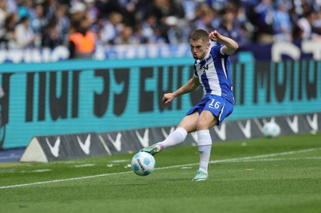 2. Fußball Bundesliga, Hertha BSC - Greuther Fürth Freisteller, Einzelbild. Jonjoe Kenny (Hertha BSC Berlin 16), während der Begegnung in der 2. Fußball Bundesliga, Hertha BSC - Greuther Fürth in Berlin, Olympiastadion, am 04.05.2025. DFB regulations prohibit any use of photographs as image sequences and or quasi video.