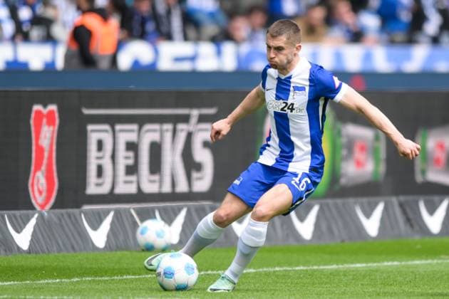 Fußball, 2. Bundesliga, 20250504, Hertha BSC - SpVgg Greuther Fürth. Im Bild Jonjoe KENNY (Hertha, 16) Dribbling Ball Portrait Ganzkörper ganze volle Figur. Berlin Olympiastadion Brandenburg Deutschland
