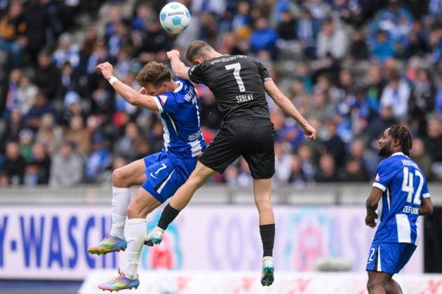 Fußball, 2. Bundesliga, 20250504, Hertha BSC - SpVgg Greuther Fürth. Im Bild v.l. Florian NIEDERLECHNER (Hertha, 7), Dennis SRBENY (Fürth, 7) Kopfballduell. Berlin Olympiastadion Brandenburg Deutschland