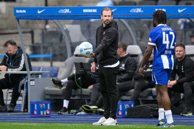 Fußball, 2. Bundesliga, 20250504, Hertha BSC - SpVgg Greuther Fürth. Im Bild v.l. Trainer Fürth Jan SIEWERT, Deyovaisio ZEEFUIK (Hertha, 42). Berlin Olympiastadion Brandenburg Deutschland