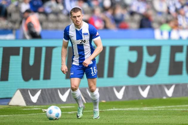 Fußball, 2. Bundesliga, 20250504, Hertha BSC - SpVgg Greuther Fürth. Im Bild Jonjoe KENNY (Hertha, 16) Dribbling Ball Portrait Ganzkörper ganze volle Figur. Berlin Olympiastadion Brandenburg Deutschland