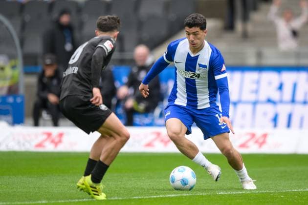 Fußball, 2. Bundesliga, 20250504, Hertha BSC - SpVgg Greuther Fürth. Im Bild v.l. Marco MEYERHÖFER (Fürth, 18), Ibrahim MAZA (Hertha, 10) Dribbling Ball. Berlin Olympiastadion Brandenburg Deutschland
