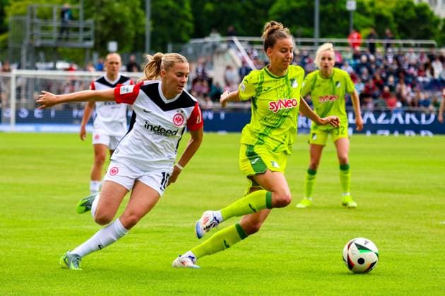 Frankfurt, Deutschland 04. Mai 2025: 1. BL - Frauen - 2024 2025 - Eintracht Frankfurt vs. TSG Hoffenheim Im Bild: v.li. im Zweikampf Laura Freigag (Eintracht Frankfurt) und Franziska Harsch (TSG Hoffenheim) DFB regulations prohibit any use of photographs as image sequences and or quasi-video Stadion am Brentanobad Hessen Copyright: xFotostandx xFantinix