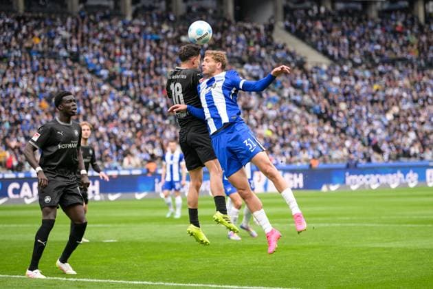 Fußball, 2. Bundesliga, 20250504, Hertha BSC - SpVgg Greuther Fürth. Im Bild v.l. Marco MEYERHÖFER (Fürth, 18), Marton DÃRDAI (Hertha, 31) Kopfballduell. Berlin Olympiastadion Brandenburg Deutschland
