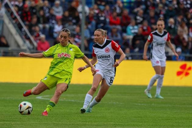 7Frankfurt, Deutschland 04. Mai 2025: 1. BL - Frauen - 2024 2025 - Eintracht Frankfurt vs. TSG Hoffenheim Im Bild: v.li. im Zweikampf Ereleta Memeti (TSG Hoffenheim) und Elisa Senß Senss (Eintracht Frankfurt) DFB regulations prohibit any use of photographs as image sequences and or quasi-video Stadion am Brentanobad Hessen Copyright: xFotostandx xFantinix