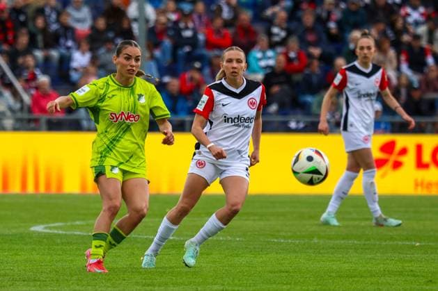 Frankfurt, Deutschland 04. Mai 2025: 1. BL - Frauen - 2024 2025 - Eintracht Frankfurt vs. TSG Hoffenheim Im Bild: v.li. im Zweikampf Ereleta Memeti (TSG Hoffenheim) und Elisa Senß Senss (Eintracht Frankfurt) DFB regulations prohibit any use of photographs as image sequences and or quasi-video Stadion am Brentanobad Hessen Copyright: xFotostandx xFantinix
