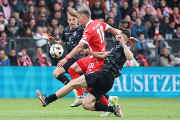 4 Tim Sechelmann (Waldhof Mannheim, vorn), 18 Erik Engelhardt (Energie Cottbus, M.), 2 Sascha Voelcke (Waldhof Mannheim, hinten) Fussball 3. Liga 2024 2025 FC Energie Cottbus - SV Waldhof Mannheim *** 4 Tim Sechelmann Waldhof Mannheim, front , 18 Erik Engelhardt Energie Cottbus, M , 2 Sascha Voelcke Waldhof Mannheim, back Football 3 Liga 2024 2025 FC Energie Cottbus SV Waldhof Mannheim
