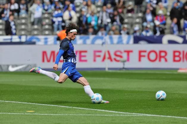 2. Fußball Bundesliga, Hertha BSC - Greuther Fürth Freisteller, Einzelbild. Fabian Reese (Hertha BSC Berlin 11), beim Aufwärmtraining, während der Begegnung in der 2. Fußball Bundesliga, Hertha BSC - Greuther Fürth in Berlin, Olympiastadion, am 04.05.2025. DFB regulations prohibit any use of photographs as image sequences and or quasi video.