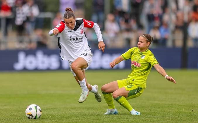 GER, Frankfurt, Eintracht Frankfurt vs TSG Hoffenheim, Google Pixel Bundesliga, Fussball, DFB, Spielzeit 2024 2025, Stadion am Bretanobad, 21. Spieltag, im Bild v.l.: Carlotta Wamser (Eintracht Frankfurt Frauen 30), Dominika Grabowska (TSG Hoffenheim 16) DFB DFL REGULATIONS PROHIBIT ANY USE OF PHOTOGRAPHS AS IMAGE SEQUENCES AND OR QUASI-VIDEO, 04.05.2025, Copyright: HMBxMedia HendrikxHamelau