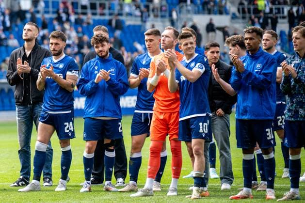 2. Bundesliga: Karlsruher SC - 1. FC Kaiserslautern; 04.05.2025 Enttäuschung bei beiden Mannschaften nach dem Unentschieden, die Spieler des KSC vor den Fans 2. Bundesliga: Karlsruher SC - 1. FC Kaiserslautern, 04.05.2025 im BBBank Wildpark Stadion, Karlsruhe. DFL REGULATIONS PROHIBIT ANY USE OF PHOTOGRAPHS AS IMAGE SEQUENCES AND OR QUASI-VIDEO.