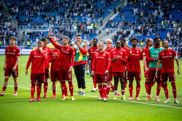 2. Bundesliga: Karlsruher SC - 1. FC Kaiserslautern; 04.05.2025 Enttäuschung bei beiden Mannschaften nach dem Unentschieden, die Spieler des 1. FCK vor den Fans 2. Bundesliga: Karlsruher SC - 1. FC Kaiserslautern, 04.05.2025 im BBBank Wildpark Stadion, Karlsruhe. DFL REGULATIONS PROHIBIT ANY USE OF PHOTOGRAPHS AS IMAGE SEQUENCES AND OR QUASI-VIDEO.