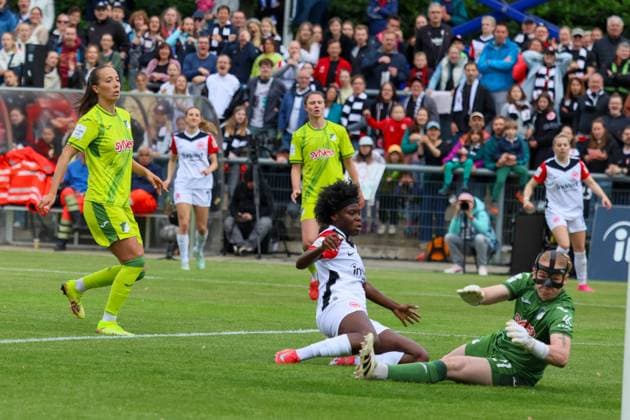Frankfurt, Deutschland 04. Mai 2025: 1. BL - Frauen - 2024 2025 - Eintracht Frankfurt vs. TSG Hoffenheim Im Bild: v.li. die Zweite Torschützin Nicole Anyomi (Eintracht Frankfurt) macht das Tor zum 2:0 für Eintracht Frankfurt DFB regulations prohibit any use of photographs as image sequences and or quasi-video Stadion am Brentanobad Hessen Copyright: xFotostandx xFantinix