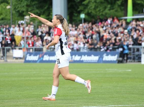 04.05.2025, xgrfx, Fussball Google Pixel Frauen-Bundesliga, Eintracht Frankfurt - TSG Hoffenheim v.l. Tor, Tanja Pawollek (Eintracht Frankfurt) (DFL DFB REGULATIONS PROHIBIT ANY USE OF PHOTOGRAPHS as IMAGE SEQUENCES and or QUASI-VIDEO) Frankfurt am Main