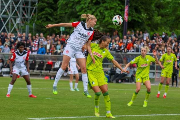 Frankfurt, Deutschland 04. Mai 2025: 1. BL - Frauen - 2024 2025 - Eintracht Frankfurt vs. TSG Hoffenheim Im Bild: v.li. Laura Freigang (Eintracht Frankfurt) und Marta Cazalla Garcia (TSG Hoffenheim) im Kopfballduell DFB regulations prohibit any use of photographs as image sequences and or quasi-video Stadion am Brentanobad Hessen Copyright: xFotostandx xFantinix