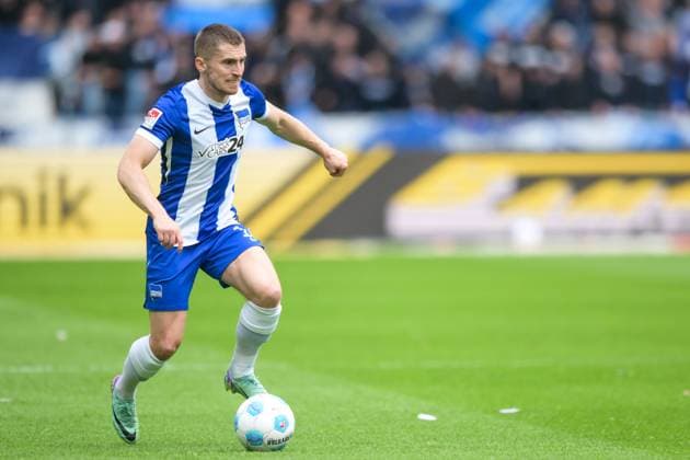 Fußball, 2. Bundesliga, 20250504, Hertha BSC - SpVgg Greuther Fürth. Im Bild Jonjoe KENNY (Hertha, 16) Dribbling Ball Portrait Ganzkörper ganze volle Figur. Berlin Olympiastadion Brandenburg Deutschland