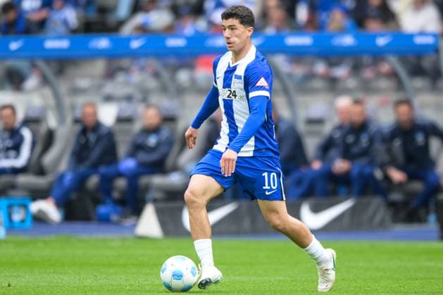 Fußball, 2. Bundesliga, 20250504, Hertha BSC - SpVgg Greuther Fürth. Im Bild Ibrahim MAZA (Hertha, 10) Dribbling Ball Portrait Ganzkörper ganze volle Figur. Berlin Olympiastadion Brandenburg Deutschland