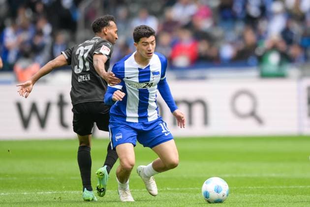 Fußball, 2. Bundesliga, 20250504, Hertha BSC - SpVgg Greuther Fürth. Im Bild v.l. Julian GREEN (Fürth, 37), Ibrahim MAZA (Hertha, 10) Zweikampf Ball. Berlin Olympiastadion Brandenburg Deutschland