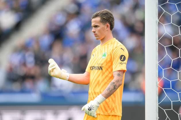 Fußball, 2. Bundesliga, 20250504, Hertha BSC - SpVgg Greuther Fürth. Im Bild Torwart Nahuel NOLL (Fürth, 44) positioniert Mauer Portrait Oberkörper halbe Figur angeschnittenes Einzelmotiv. Berlin Olympiastadion Brandenburg Deutschland