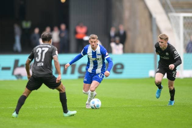 Fußball, 2. Bundesliga, 20250504, Hertha BSC - SpVgg Greuther Fürth. Im Bild v.l. Julian GREEN (Fürth, 37), MichaÃ«l CUISANCE (Hertha, 27) Dribbling Ball, Luca ITTER (Fürth, 27). Berlin Olympiastadion Brandenburg Deutschland