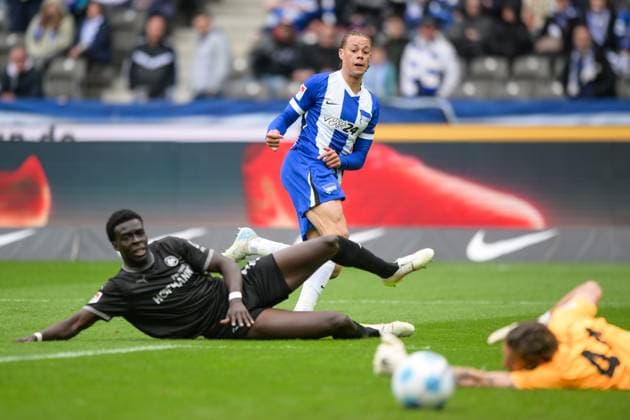 Fußball, 2. Bundesliga, 20250504, Hertha BSC - SpVgg Greuther Fürth. Im Bild v.l. Joshua QUARSHIE (Fürth, 15), Derry SCHERHANT (Hertha, 39), Torwart Nahuel NOLL (Fürth, 44). Berlin Olympiastadion Brandenburg Deutschland