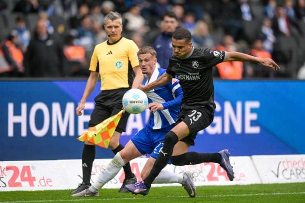 Fußball, 2. Bundesliga, 20250504, Hertha BSC - SpVgg Greuther Fürth. Im Bild v.l. Michael CUISANCE (Hertha, 27), Maximilian DIETZ (Fürth, 33) Zweikampf Ball zieht am Trikot. Berlin Olympiastadion Brandenburg Deutschland