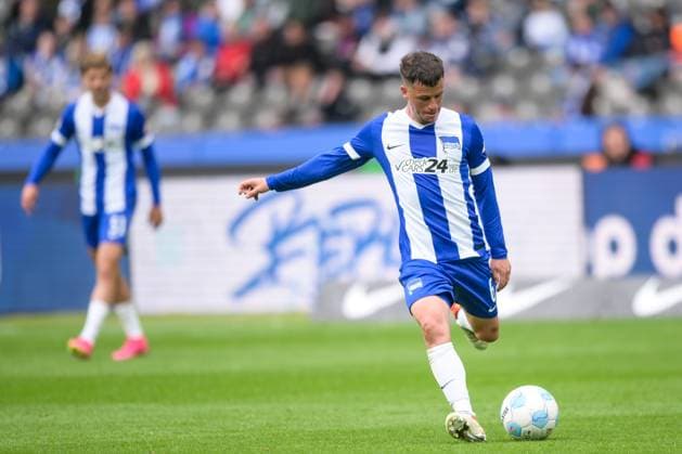 Fußball, 2. Bundesliga, 20250504, Hertha BSC - SpVgg Greuther Fürth. Im Bild Diego DEMME (Hertha, 6) Flanke Pass Zuspiel Ball Portrait Ganzkörper ganze volle Figur. Berlin Olympiastadion Brandenburg Deutschland