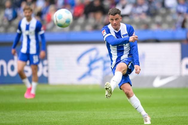 Fußball, 2. Bundesliga, 20250504, Hertha BSC - SpVgg Greuther Fürth. Im Bild Diego DEMME (Hertha, 6) Flanke Pass Zuspiel Ball Portrait Ganzkörper ganze volle Figur. Berlin Olympiastadion Brandenburg Deutschland