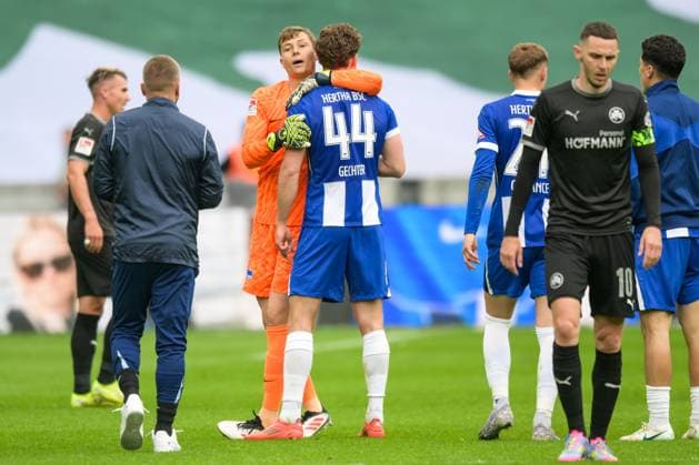 Fußball, 2. Bundesliga, 20250504, Hertha BSC - SpVgg Greuther Fürth. Im Bild Torwart Tjark ERNST (Hertha, 1) hält Linus GECHTER (Hertha, 44) nach Schlusspfiff zurück. Berlin Olympiastadion Brandenburg Deutschland Copyright: Passion2Press MarkusxFischerx