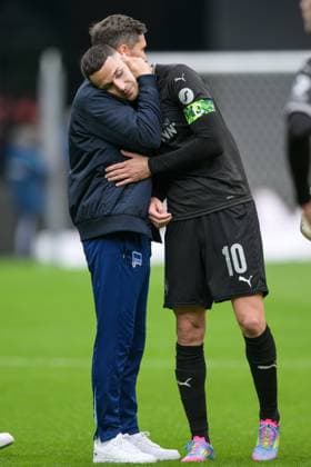 Fußball, 2. Bundesliga, 20250504, Hertha BSC - SpVgg Greuther Fürth. Im Bild v.l. Trainer Fürth Jan SIEWERT, Branimir HRGOTA (Fürth, 10). Berlin Olympiastadion Brandenburg Deutschland