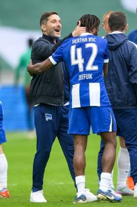 Fußball, 2. Bundesliga, 20250504, Hertha BSC - SpVgg Greuther Fürth. Im Bild v.lö. Trainer Hertha Stefan LEITL, Deyovaisio ZEEFUIK (Hertha, 42) Schlussjubel. Berlin Olympiastadion Brandenburg Deutschland