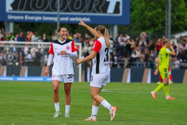 Frankfurt, Deutschland 04. Mai 2025: 1. BL - Frauen - 2024 2025 - Eintracht Frankfurt vs. TSG Hoffenheim Im Bild: v.li. die Zweite Torschützin Tanja Pawollek (Eintracht Frankfurt) macht das Tor zum 3:1 für Eintracht Frankfurt und jubelt mit Carlotta Wamser (Eintracht Frankfurt) DFB regulations prohibit any use of photographs as image sequences and or quasi-video Stadion am Brentanobad Hessen Copyright: xFotostandx xFantinix