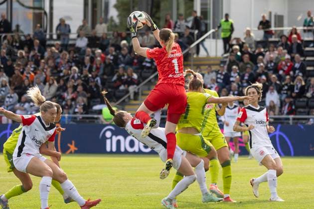 Google Pixel Frauen Bundesliga: Eintracht Frankfurt - TSG Hoffenheim, 04.05.2025 Stina Johannes (Eintracht Frankfurt 1) & Sophia Kleinherne (Eintracht Frankfurt 4) sind zusammengeprallt, Eintracht Frankfurt - TSG Hoffenheim, Frankfurt, Stadion am Brentanobad, 4.5.2025 Copyright: xBEAUTIFULxSPORTS Gawlikx
