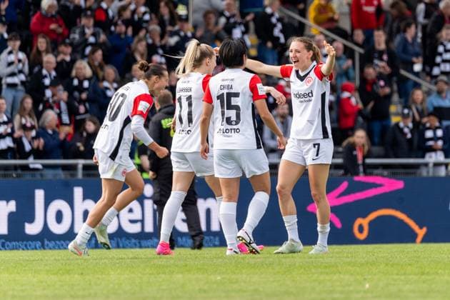 Spielerinnen von Eintracht Frankfurt jubeln ueber Sieg nach dem Abpfiff, GER, Eintracht Frankfurt vs. TSG 1899 Hoffenheim, Fussball, Google Pixel Frauen-Bundesliga, 21. Spieltag, Saison 2024 2025, 04.05.2025, DFB DFL REGULATIONS PROHIBIT ANY USE OF PHOTOGRAPHS AS IMAGE SEQUENCES AND OR QUASI-VIDEO, GER, Eintracht Frankfurt vs. TSG 1899 Hoffenheim, Fussball, Google Pixel Frauen-Bundesliga, 21. Spieltag, Saison 2024 2025, 04.05.2025, Frankfurt am Main Copyright: xEibner-Pressefoto Jan-NiclasxGrox EP_JGG