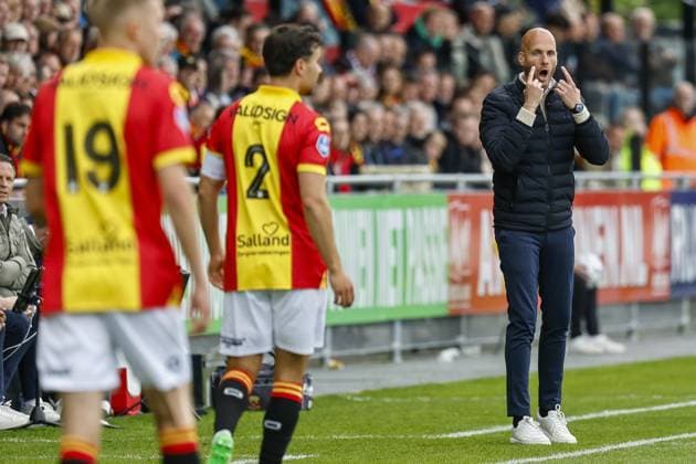 DEVENTER - Go Ahead Eagles coach Paul Simonis during the Dutch Eredivisie match between Go Ahead Eagles and AZ at De Adelaarshorst on May 4, 2025 in Deventer, Netherlands. ANP VINCENT JANNINK Dutch Eredivisie 2024 25 xVIxANPxSportx xxANPxIVx 526158700 originalFilename: 526158700.jpg