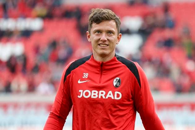 Michael Gregoritsch (SC Freiburg, 38) beim Aufwärmen vor Spielbeginn , Deutschland, Fussball, 1. Bundesliga, 32.Spieltag, 2024 2025, SC Freiburg vs. Bayer 04 Leverkusen, 04.05.2025, Europa-Park Stadion, Freiburg im Breisgau, Deutschland DFL REGULATIONS PROHIBIT ANY USE OF PHOTOGRAPHS AS IMAGE SEQUENCES AND OR QUASI-VIDEO. Freiburg im Breisgau Europa-Park Stadion Baden-Württemberg Deutschland *** Michael Gregoritsch SC Freiburg, 38 warming up before the start of the match , Germany, Soccer, 1 Bundesliga, Matchday 32, 2024 2025, SC Freiburg vs Bayer 04 Leverkusen, 04 05 2025, Europa Park Stadion, Freiburg im Breisgau, Germany DFL REGULATIONS PROHIBIT ANY USE OF PHOTOGRAPHS AS IMAGE SEQUENCES AND OR QUASI VIDEO Freiburg im Breisgau Europa Park Stadion Baden Württemberg Germany Copyright: xGrantxHubbsx