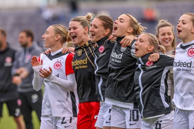 GER, Frankfurt, Eintracht Frankfurt vs TSG Hoffenheim, Google Pixel Bundesliga, Fussball, DFB, Spielzeit 2024 2025, Stadion am Bretanobad, 21. Spieltag, im Bild: Eintracht Frankfurt feiert den Sieg nach dem Spiel DFB DFL REGULATIONS PROHIBIT ANY USE OF PHOTOGRAPHS AS IMAGE SEQUENCES AND OR QUASI-VIDEO, 04.05.2025, Copyright: HMBxMedia HendrikxHamelau