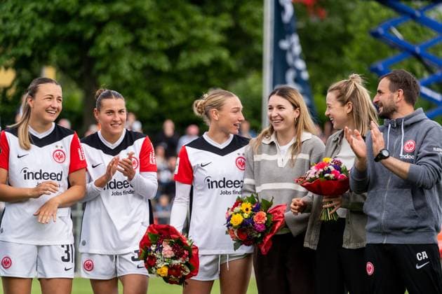 Spielerinnen verabschieden sich von den Fans, v.l. Tanja Pawollek (Eintracht Frankfurt, 31), Carlotta Wamser (Eintracht Frankfurt, 30), Sophie Nachtigall (Eintracht Frankfurt, 27), Barbara Dunst (Eintracht Frankfurt, 28), Anna Aehling (Eintracht Frankfurt, 24), Christos Arnautis (Eintracht Frankfurt, Co-Trainer), GER, Eintracht Frankfurt vs. TSG 1899 Hoffenheim, Fussball, Google Pixel Frauen-Bundesliga, 21. Spieltag, Saison 2024 2025, 04.05.2025, DFB DFL REGULATIONS PROHIBIT ANY USE OF PHOTOGRAPHS AS IMAGE SEQUENCES AND OR QUASI-VIDEO, GER, Eintracht Frankfurt vs. TSG 1899 Hoffenheim, Fussball, Google Pixel Frauen-Bundesliga, 21. Spieltag, Saison 2024 2025, 04.05.2025, Frankfurt am Main Copyright: xEibner-Pressefoto Jan-NiclasxGrox EP_JGG