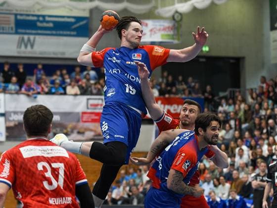Bilder des Jahres 2025, Sport 05 Mai Sport Themen der Woche KW18 Sport Bilder des Tages Robert Timmermeister (HBW Balingen-Weilstetten 19), Dennis Szczesny (TuSEM Essen 22), Max Santos (HBW Balingen-Weilstetten 14) HBW Balingen-Weilstetten vs. TuSEM Essen, Handball, 2. Bundesliga, Saison 2024 2025, Spieltag 30, 04.05.2025, HBW Balingen-Weilstetten vs. TuSEM Essen, Handball, 2. Bundesliga, Saison 2024 2025, Spieltag 30, 04.05.2025 Balingen *** Robert Timmermeister HBW Balingen Weilstetten 19 , Dennis Szczesny TuSEM Essen 22 , Max Santos HBW Balingen Weilstetten 14 HBW Balingen Weilstetten vs TuSEM Essen, Handball, 2 Bundesliga, Season 2024 2025, Matchday 30, 04 05 2025, HBW Balingen Weilstetten vs TuSEM Essen, Handball, 2 Bundesliga, Season 2024 2025, Matchday 30, 04 05 2025 Balingen Copyright: xEibner-Pressefoto FlorianxSchustx EP_FSU