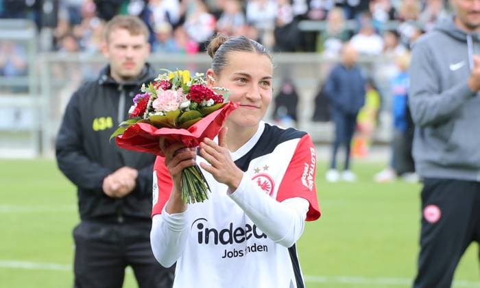 04.05.2025, xgrfx, Fussball Google Pixel Frauen-Bundesliga, Eintracht Frankfurt - TSG Hoffenheim v.l. Verabschiedung, Carlotta Wamser (Eintracht Frankfurt) (DFL DFB REGULATIONS PROHIBIT ANY USE OF PHOTOGRAPHS as IMAGE SEQUENCES and or QUASI-VIDEO) Frankfurt am Main