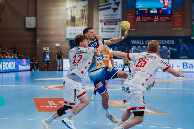 VfL Luebeck-Schwartau vs. TuS Ferndorf, Handball, 2. Bundesliga, 04.05.25 Janik Schrader (Nr. 23, VfL Luebeck-Schwartau) gegen Mattis Michel (Nr. 17, Tus Ferndorf) und Marvin Mundus (Nr. 25, Tus Ferndorf) VfL Luebeck-Schwartau vs. TuS Ferndorf, Handball, 2. Bundesliga, 04.05.25 Luebeck Hansehalle Schleswig-Holstein Germany
