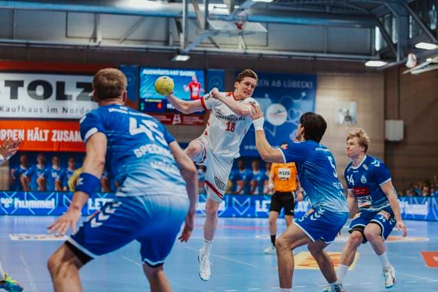 VfL Luebeck-Schwartau vs. TuS Ferndorf, Handball, 2. Bundesliga, 04.05.25 Daniel Hideg (Nr. 18, Tus Ferndorf) gegen Kaj Geenen (Nr. 55, VfL Luebeck-Schwartau) und Jan-Eric Speckmann (Nr. 45, VfL Luebeck-Schwartau) VfL Luebeck-Schwartau vs. TuS Ferndorf, Handball, 2. Bundesliga, 04.05.25 Luebeck Hansehalle Schleswig-Holstein Germany