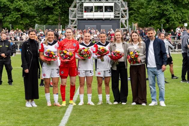 Gruppenbild der Spielerinnen von Eintracht Frankfurt bei ihrer Verabschiedung, v.l. Katharina Kiel (Eintracht Frankfurt, Technische Direktorin), Tanja Pawollek (Eintracht Frankfurt, 31), Stina Johannes (Eintracht Frankfurt, 01), Sophie Nachtigall (Eintracht Frankfurt, 27), Carlotta Wamser (Eintracht Frankfurt, 30), Anna Aehling (Eintracht Frankfurt, 24), Barbara Dunst (Eintracht Frankfurt, 28), Niko Arnautis (Eintracht Frankfurt, Cheftrainer), GER, Eintracht Frankfurt vs. TSG 1899 Hoffenheim, Fussball, Google Pixel Frauen-Bundesliga, 21. Spieltag, Saison 2024 2025, 04.05.2025, DFB DFL REGULATIONS PROHIBIT ANY USE OF PHOTOGRAPHS AS IMAGE SEQUENCES AND OR QUASI-VIDEO, GER, Eintracht Frankfurt vs. TSG 1899 Hoffenheim, Fussball, Google Pixel Frauen-Bundesliga, 21. Spieltag, Saison 2024 2025, 04.05.2025, Frankfurt am Main Copyright: xEibner-Pressefoto Jan-NiclasxGrox EP_JGG