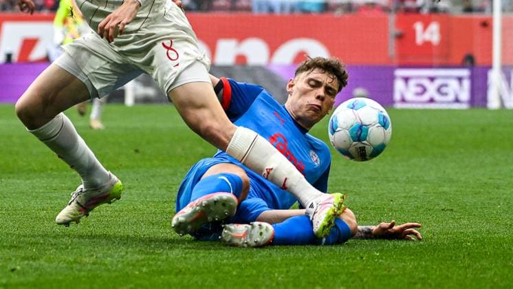 GER, 1. FBL, FC Augsburg vs Holstein Kiel 04.05.2025, WWK-Arena, Augsburg, GER, 1. FBL, FC Augsburg vs Holstein Kiel, im Bild Nicolai Remberg (Kiel, 22) wehrt einen Angriff ab *** GER, 1 FBL, FC Augsburg vs Holstein Kiel 04 05 2025, WWK Arena, Augsburg, GER, 1 FBL, FC Augsburg vs Holstein Kiel, in the picture Nicolai Remberg Kiel, 22 fends off an attack nordphotoxGmbHx xHafner nph00200