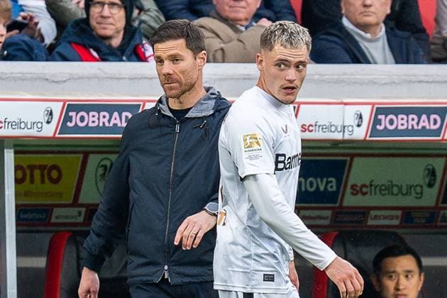 Sport Bilder des Tages 04.05.2025, SC Freiburg vs. Bayer 04 Leverkusen, 1. Bundesliga, 32. Spieltag Xabi Alonso (Bayer 04 Leverkusen, Chef-Trainer)Florian Wirtz (Bayer 04 Leverkusen, 10) Wichtiger Hinweis: Gemaess den Vorgaben der DFL Deutsche Fussball Liga bzw. des DFB Deutscher Fussball-Bund ist es untersagt, in dem Stadion und oder vom Spiel angefertigte Fotoaufnahmen in Form von Sequenzbildern und oder videoaehnlichen Fotostrecken zu verwerten Copyright: xBahhoxKarax