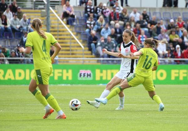 04.05.2025, xgrfx, Fussball Google Pixel Frauen-Bundesliga, Eintracht Frankfurt - TSG Hoffenheim v.l. Lara Prasnikar (Eintracht Frankfurt), Dominika Grabowska (TSG Hoffenheim) (DFL DFB REGULATIONS PROHIBIT ANY USE OF PHOTOGRAPHS as IMAGE SEQUENCES and or QUASI-VIDEO) Frankfurt am Main