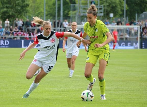 04.05.2025, xgrfx, Fussball Google Pixel Frauen-Bundesliga, Eintracht Frankfurt - TSG Hoffenheim v.l. Laura Freigang (Eintracht Frankfurt), Franziska Harsch (TSG Hoffenheim) (DFL DFB REGULATIONS PROHIBIT ANY USE OF PHOTOGRAPHS as IMAGE SEQUENCES and or QUASI-VIDEO) Frankfurt am Main