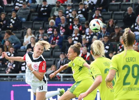04.05.2025, xgrfx, Fussball Google Pixel Frauen-Bundesliga, Eintracht Frankfurt - TSG Hoffenheim v.l. Laura Freigang (Eintracht Frankfurt) (DFL DFB REGULATIONS PROHIBIT ANY USE OF PHOTOGRAPHS as IMAGE SEQUENCES and or QUASI-VIDEO) Frankfurt am Main